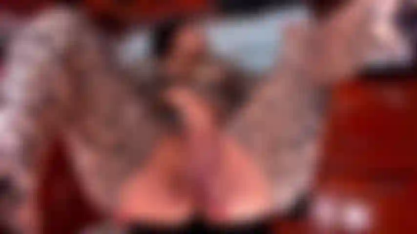 Missionnaire, je me donne une fessée et du sperme.