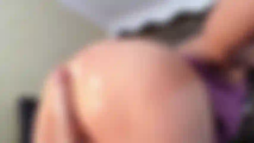 Sens mon cul plein d'huile sur ta bite.