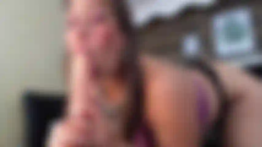 Profitant de ta bite dure, d'une délicieuse pipe.