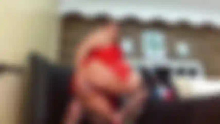 Je baise un chien avec ma lingerie rouge.