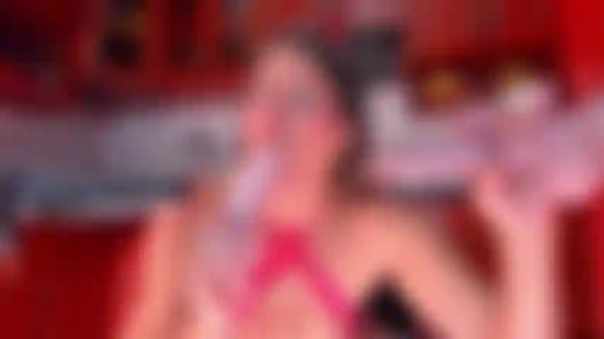 Je joue avec deux godes dans la bouche.