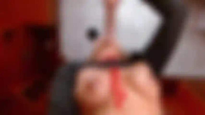 À quoi ressemble ta bite dans ma gorge ?