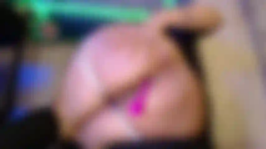 This mature woman's big ass begs for cock