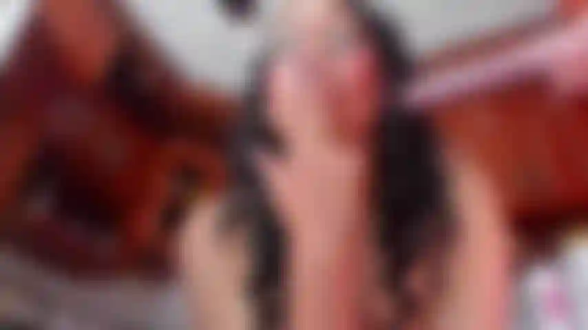 Je joue avec ta bite dans mes mains.