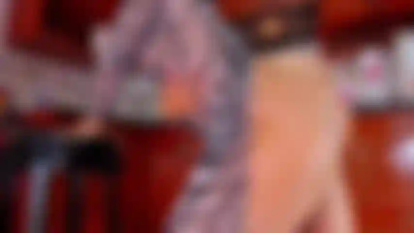 Joue sur mon cul, donne-moi une fessée.