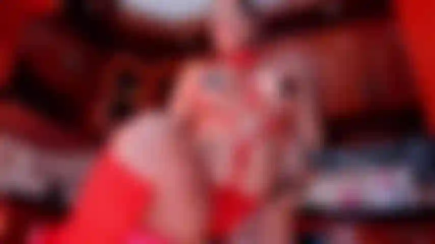 Tu aimes ma lingerie rouge ? Je suivrai vos instructions.