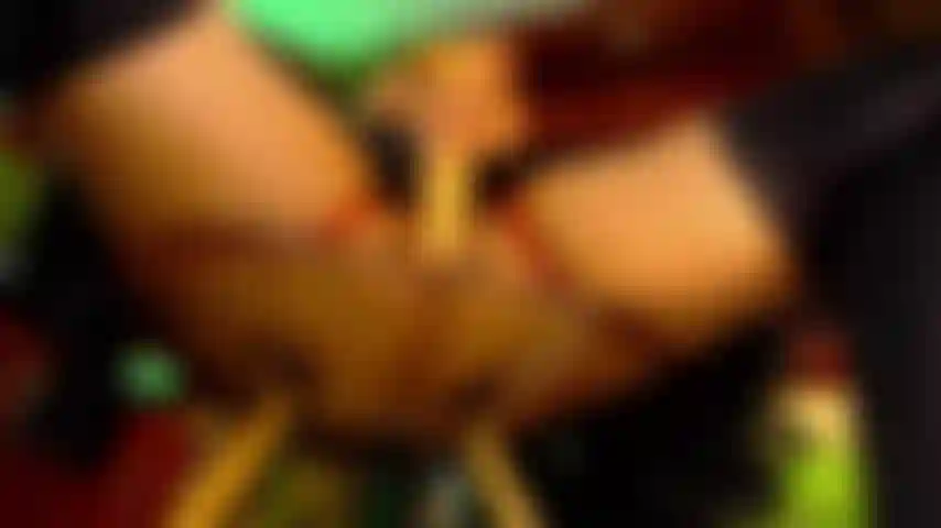 Baise un gode sous ma jupe.