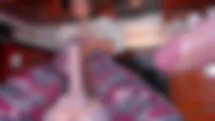 Joi, massage des couilles et des bites.