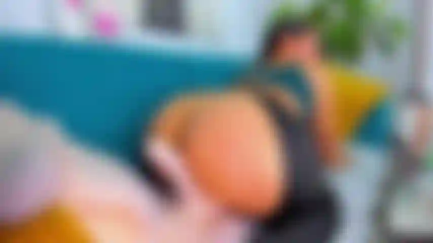 Je me frotte le cul sur ta bite.