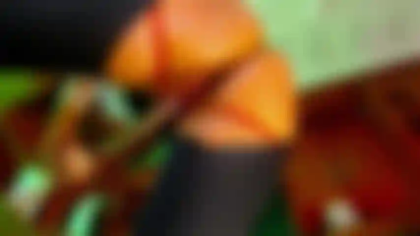 Je joue avec un gode dans la cuisine.