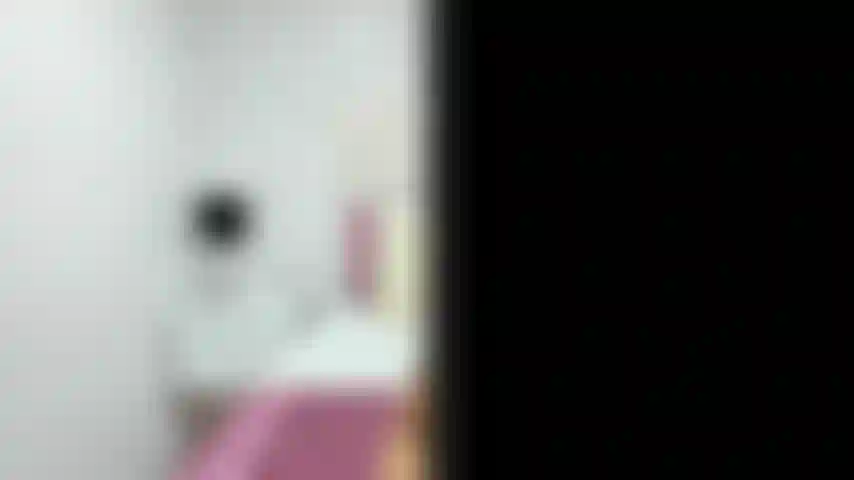 Je teste mon cul pour la première fois avec mon plug.