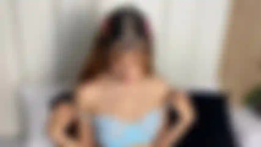 Petits seins avec de l'huile.