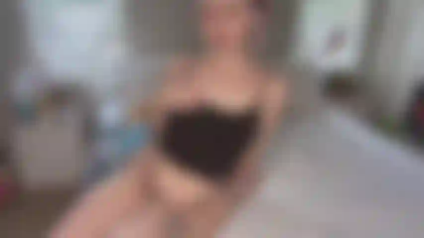 Je taquine mes petits seins.