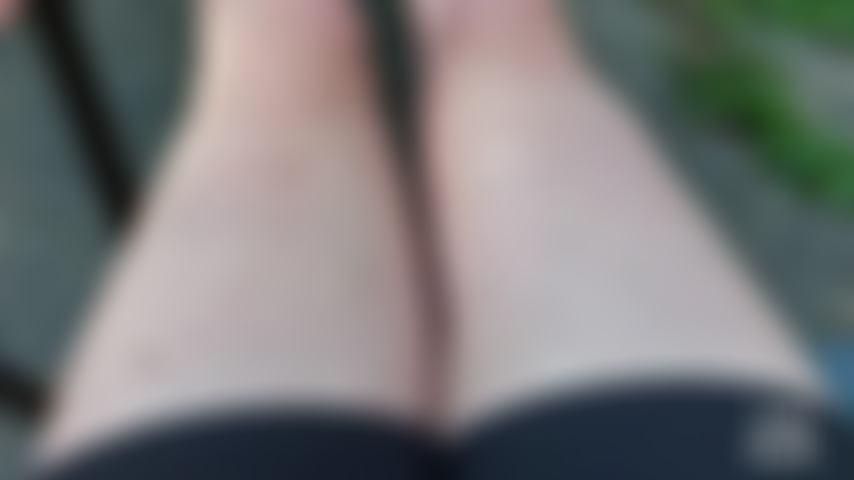 Leia aux jambes poilues - leia est à l'extérieur montrant à quel point ses longues jambes sont poilues cet été, avec de superbes vues sur le dessus de ses pieds nus et de ses sandales. Suivi d'un petit clip bonus de mes jambes poilues dans la piscine.