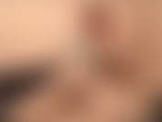 Leia godage de verre cahoteux leia swift se déshabille d'un soutien-gorge bleu étincelant avec un string en dentelle assorti taquinant la caméra avec son long corps nu. Elle montre sa disposition de jouet et commence à doigter le rasé.