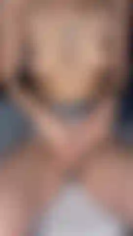 Le clitoris trempé, un gode rose dans ma chatte et un doigt dans mon cul.