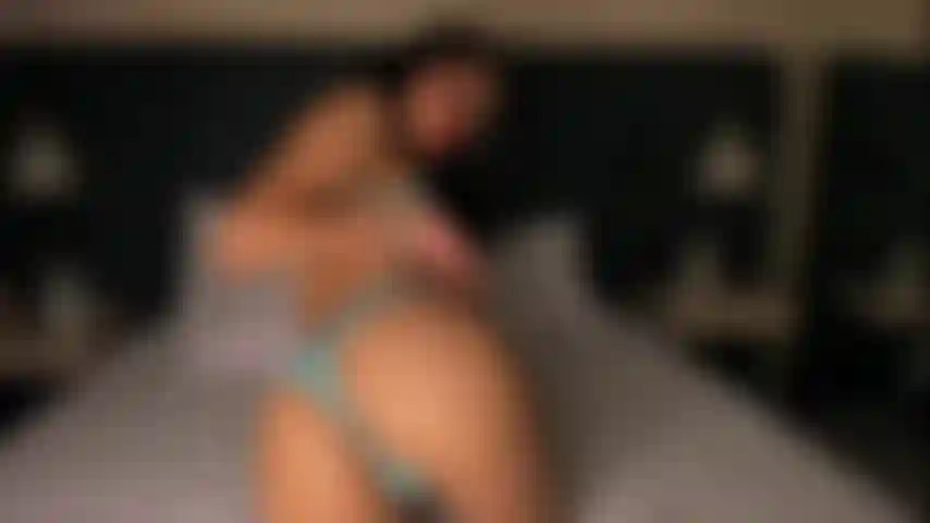 Regarde comment je me déshabille pour te montrer ma chatte humide.