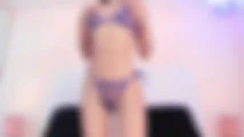 Une fille latine s'amuse avec sa chatte dans la chambre.