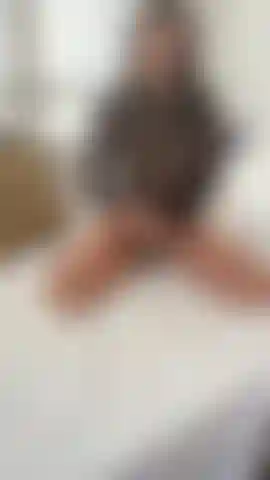 Je viens de recevoir ce petit bijou par la poste et j'ai dû filmer ma première réaction pour vous je suis nerveuse okay !!! Ce gode noir de 15 cm est plus épais que tout ce sur quoi je me suis déjà étirée et je suis littéralement en train d'ouvrir le bas de mon body juste pour le faire entrer lentement pour vous...