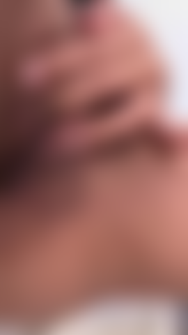 Je me masturbe avec le doigt - clitoris.