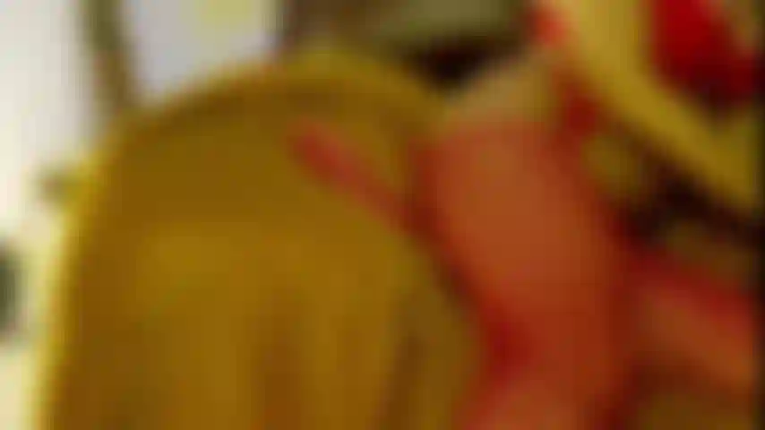 Tu me réveilles avec ta queue du matin et c'est parti, il est temps de s'entraîner la gorge ! Je m'étouffe, je crache, je garde ta queue au fond de la gorge, mes seins nus dégoulinants de bave avec ma large langue rose tendue et mes yeux qui se révulsent en suppliant pour ta jouissance.