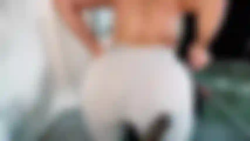 Pawg déchire les leggings de gym et chevauche la bite à l'envers...