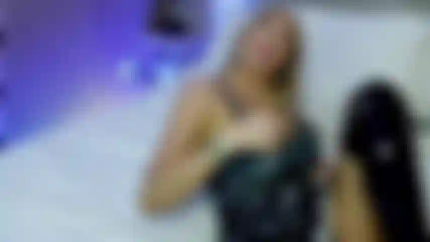 Vidéo de humiliation findom avec doigt d'honneur en bottes sexy et robe noire... Paye-moi perdant ou va te faire foutre !!!
