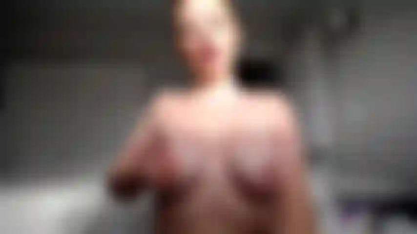 Exigeant du sperme, du twerk, de l'humiliation.