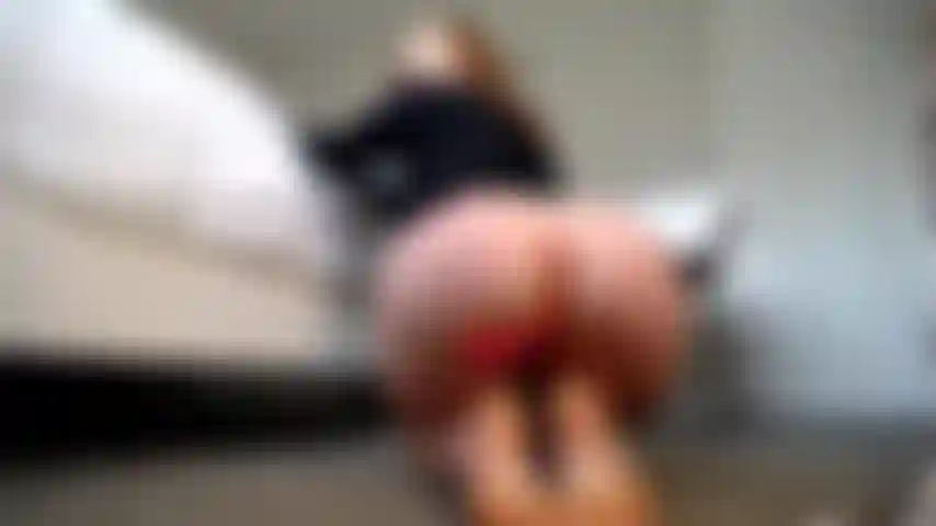 J'adore et je sens mon cul et mes semelles.