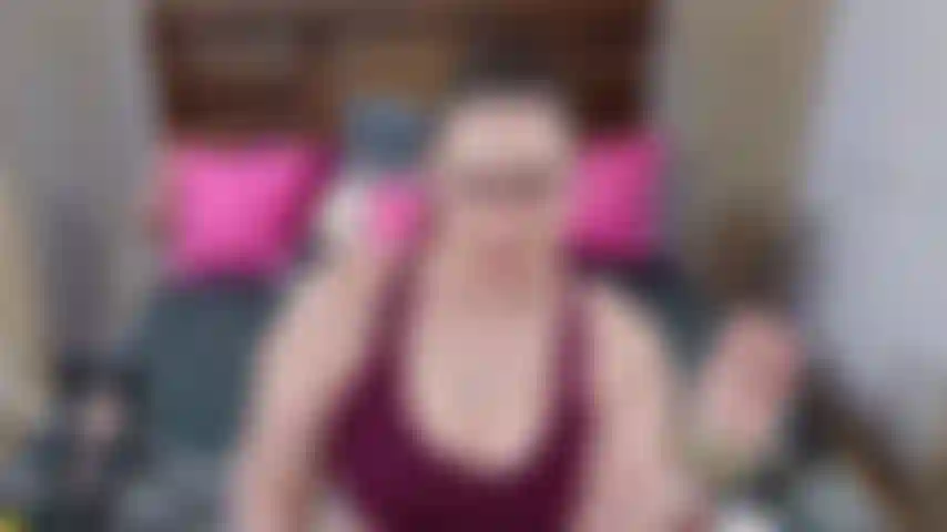 J'essaie différents brassières de sport et shorties, nue, en vous disant lesquels sont mes préférés ou ceux que j'aime.
