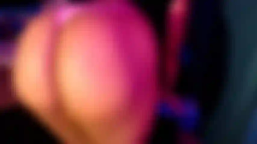 Je donne une fessée, je rebondis, j'étale le cul.