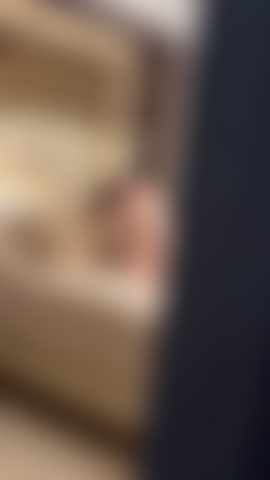 Rien ne m'excite plus que quelqu'un qui m'espionne pendant que je détruis ma chatte dans ma chambre.