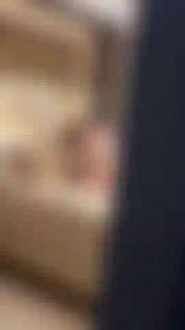 Rien ne m'excite plus que quelqu'un qui m'espionne pendant que je détruis ma chatte dans ma chambre.