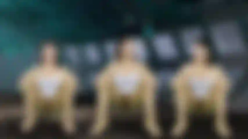 Trois clones se masturbent.