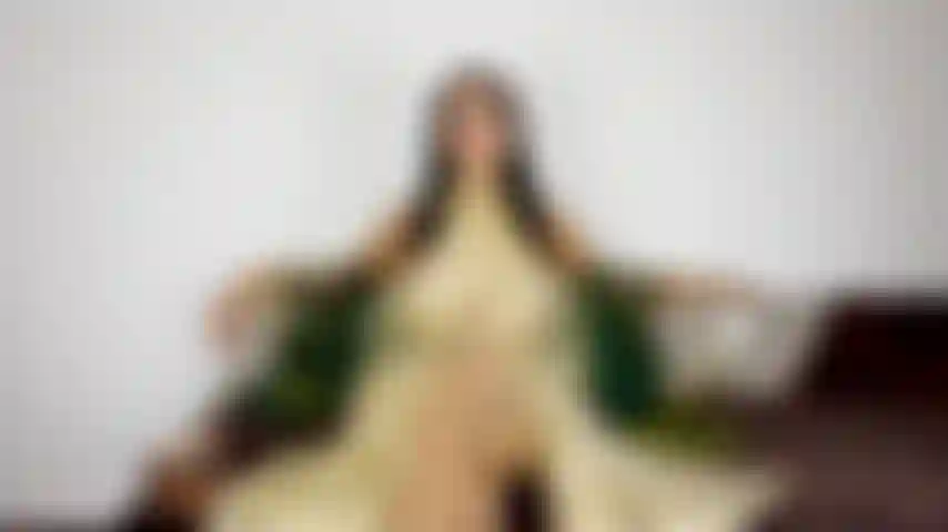 Une princesse et le guerrier de la terre qui baise.