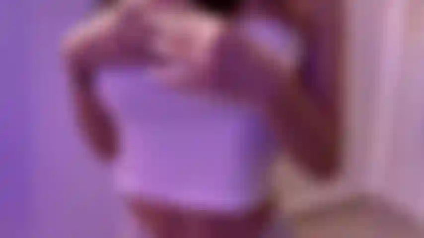 Flirtatieuse et espiègle.