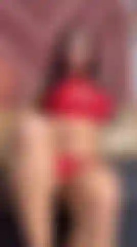 Soft lips, sexy curves and a very tempting mood tonight 💋 Come play with me 🔥