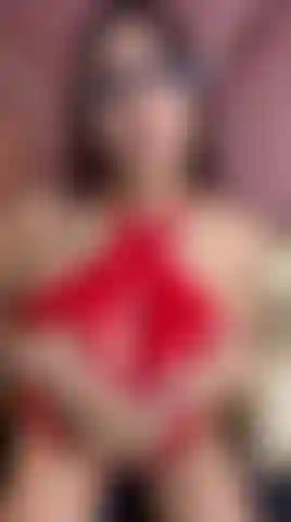 Cette princesse timide a un côté très coquin qui n'attend que toi.