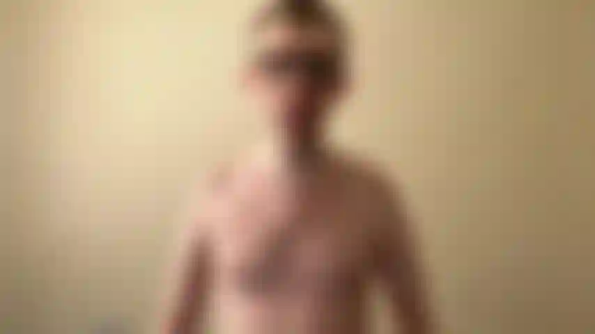 Dansant avec mon corps de twink tout en douceur. Regardez mes mouvements stylés que je vous montre !