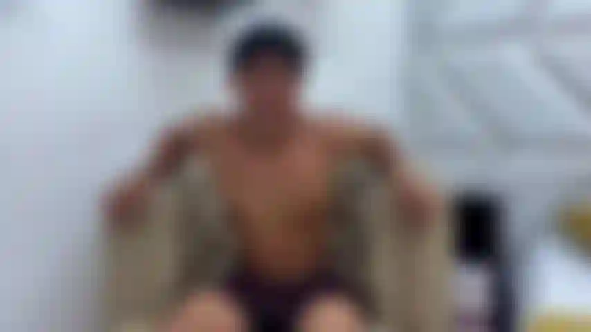 Je mets de l'huile dans mon jeune corps d'ébène.