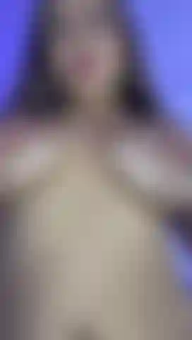 De beaux tétons pour toi.