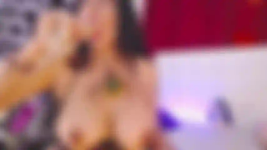 Suce le gode et les seins.