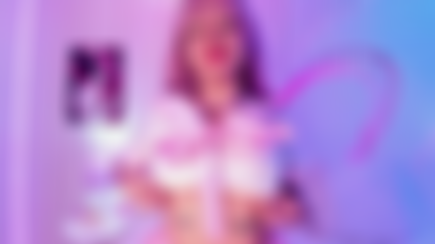 Mets ta bite dure au milieu de mes seins chauds et parfaits et vaporise ton sperme épais sur moi !