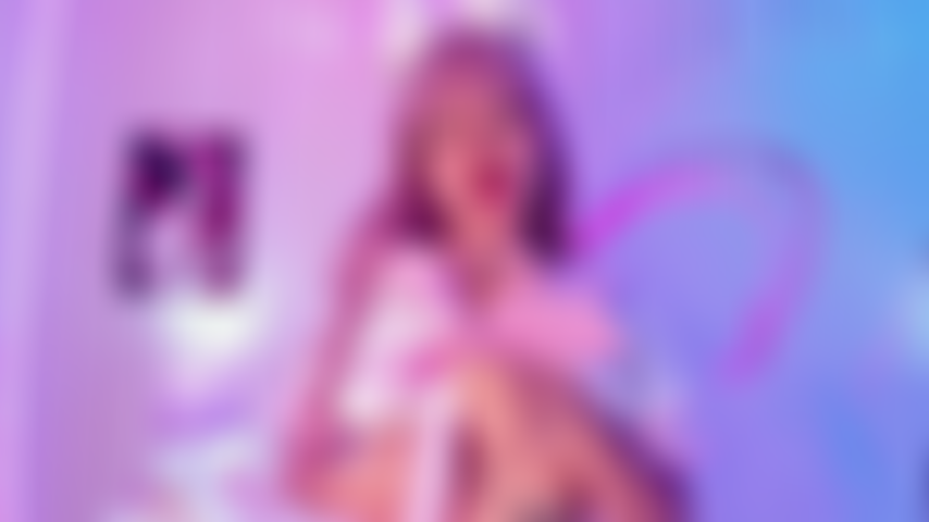 Je me sens tellement excitée, regarde-moi bouger mon cul rond parfait et toucher ma chatte pour toi !