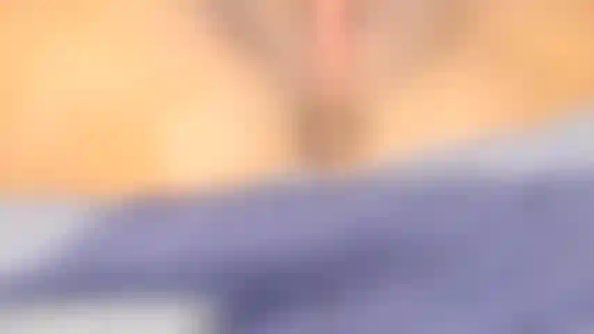 Quelques doigts dans mon cul font couler ma chatte, essayant de faire sortir cette tarte à la crème de cul.