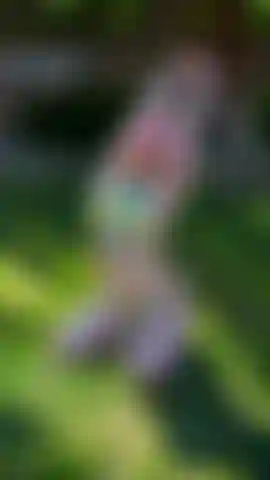 Une chaude voisine egirl se masturbe dans la cour (voyeur)