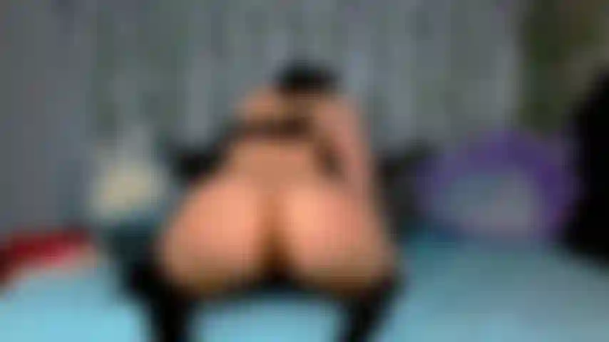 Une succube d'anime chevauche un gode et le prend dans le cul.