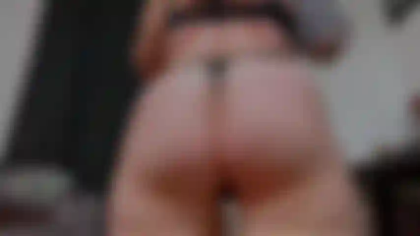 Cheveux roses et noirs | twerk, clin d'œil et taquineries.