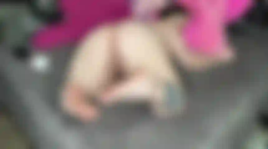 Vouyer bbw lotion nue sur mes pieds et peignant mes ongles.