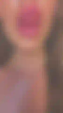 Mes grosses lèvres savourant une énorme bite noire.